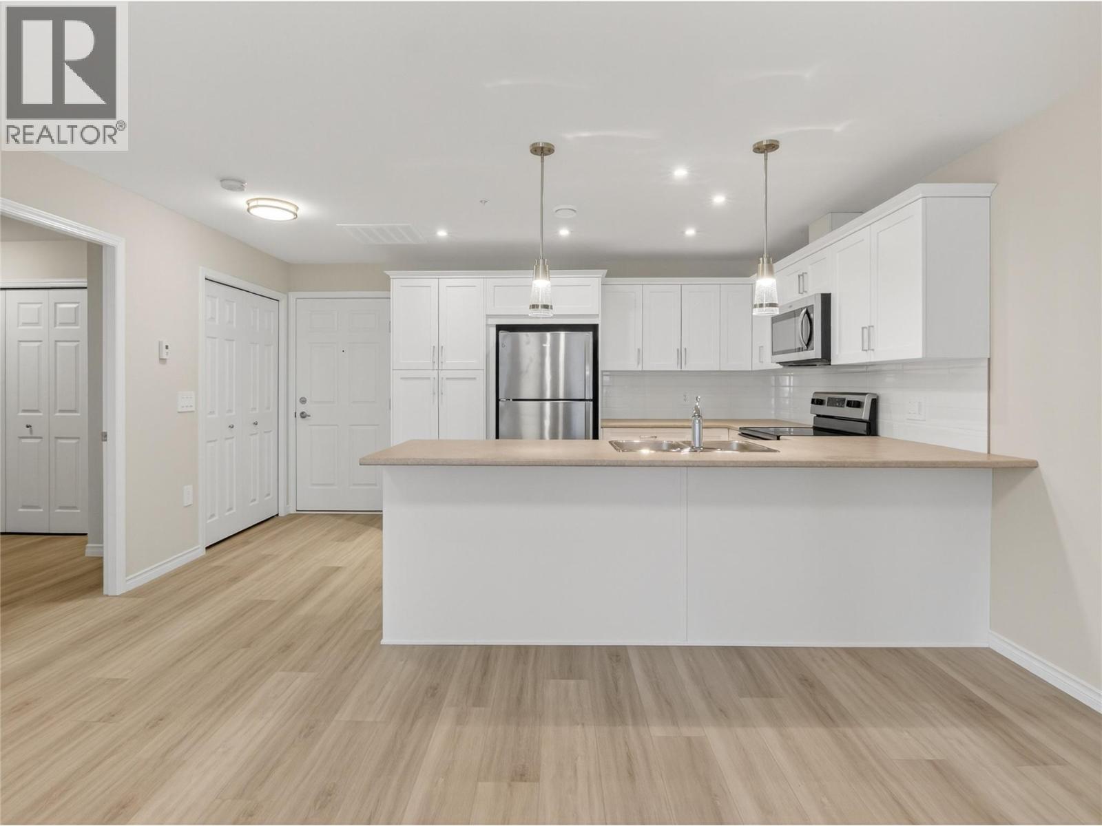 3362 Skaha Lake Road Unit# 604, Penticton, British Columbia  V2A 0J4 - Photo 2 - 197001