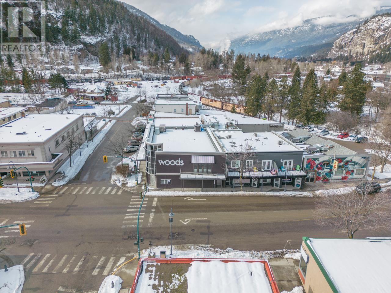 292 Columbia Avenue, Castlegar, British Columbia  V1N 1G4 - Photo 3 - 2469390