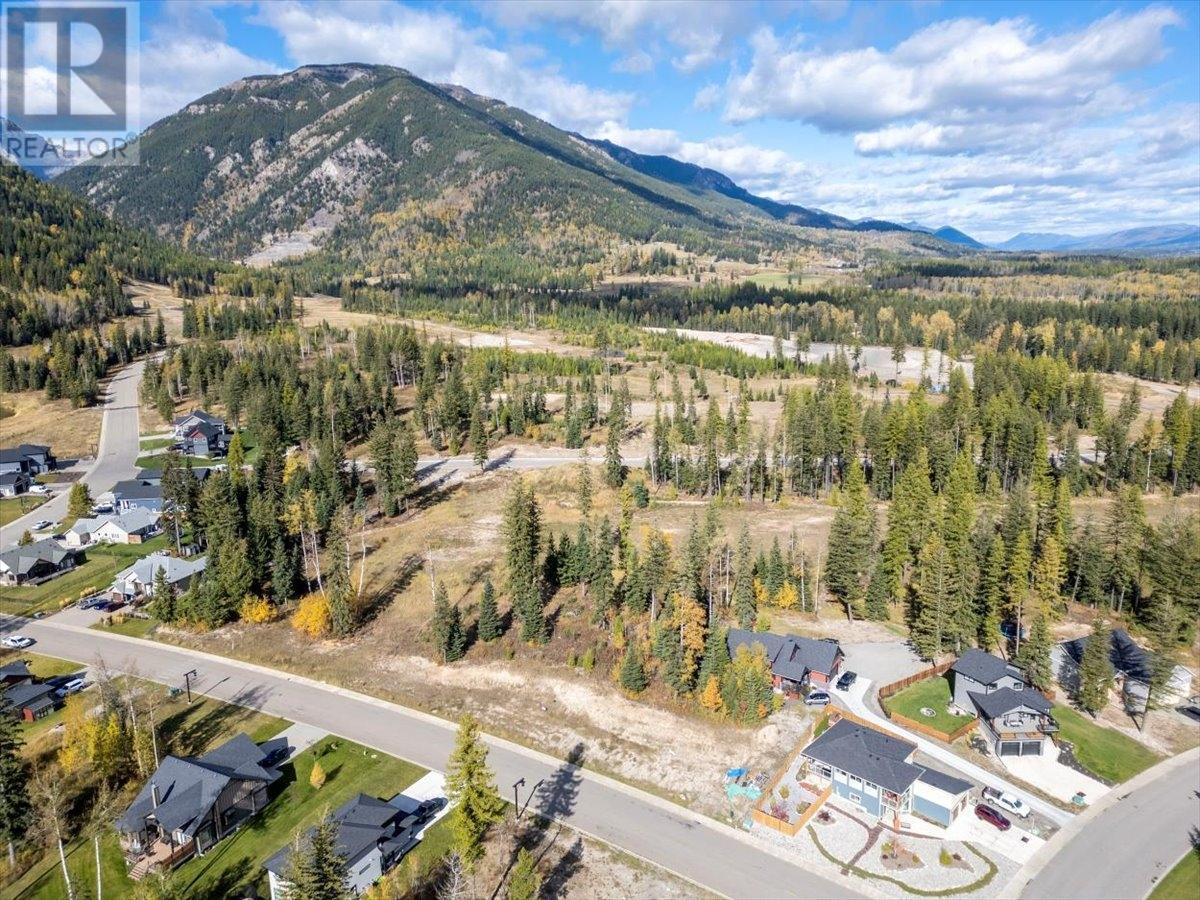 2268 Black Hawk Drive, Sparwood, British Columbia  V0B 2G2 - Photo 4 - 2473658