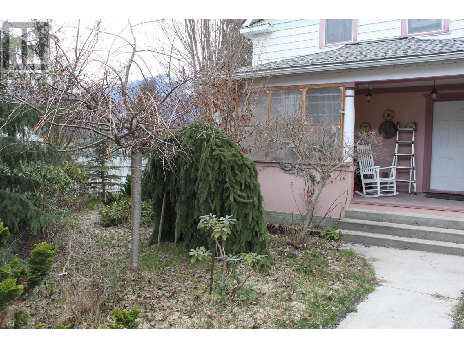102 1st Avenue, Nakusp, British Columbia  V0G 1R0 - Photo 2 - 2474550