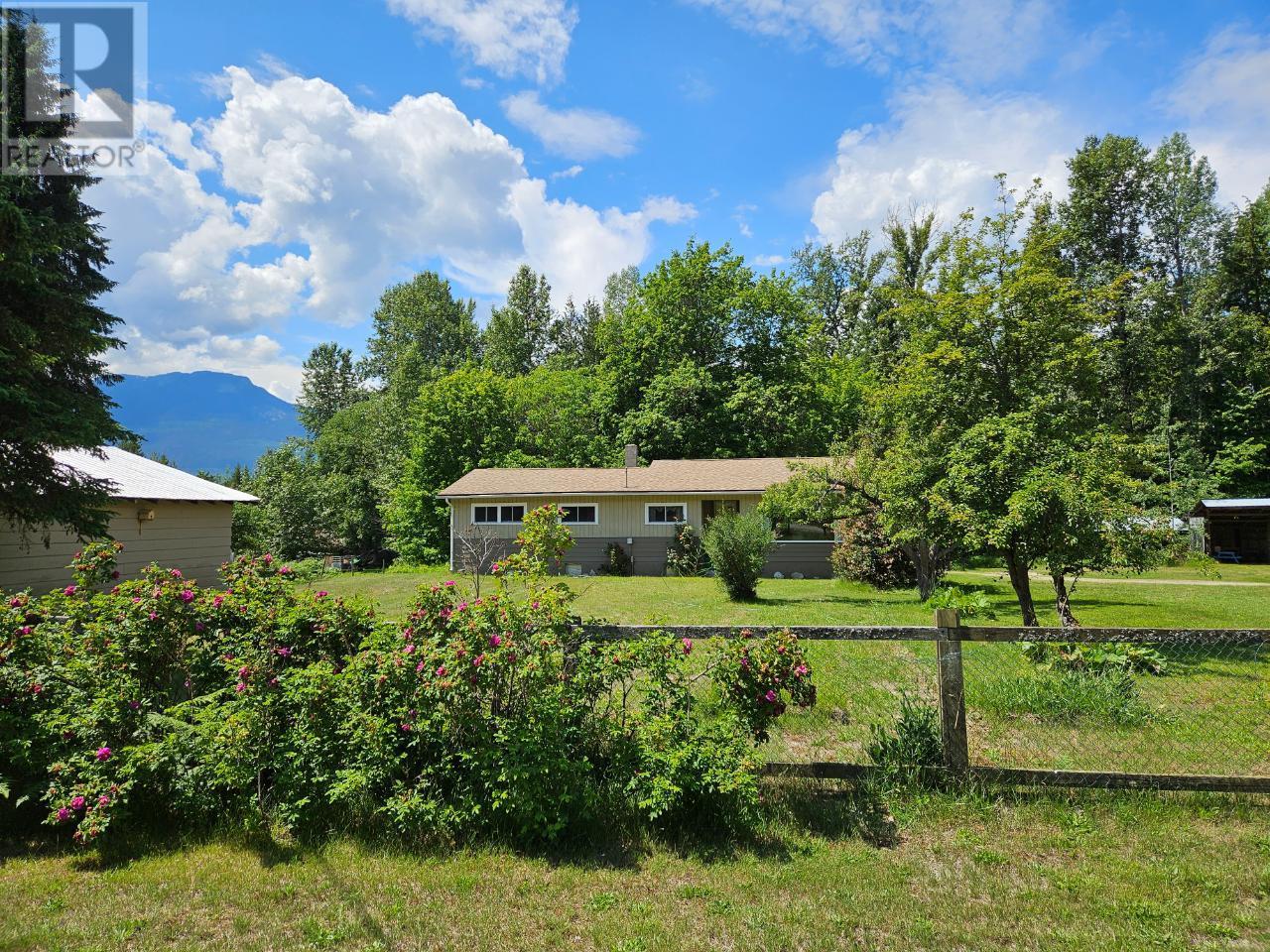 432 Alexander Road, Nakusp, British Columbia  V0G 1R1 - Photo 2 - 2474563