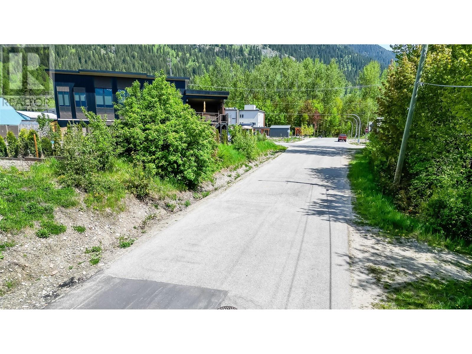 307 Humbert Street, Revelstoke, British Columbia  V0E 2S2 - Photo 3 - 10306516