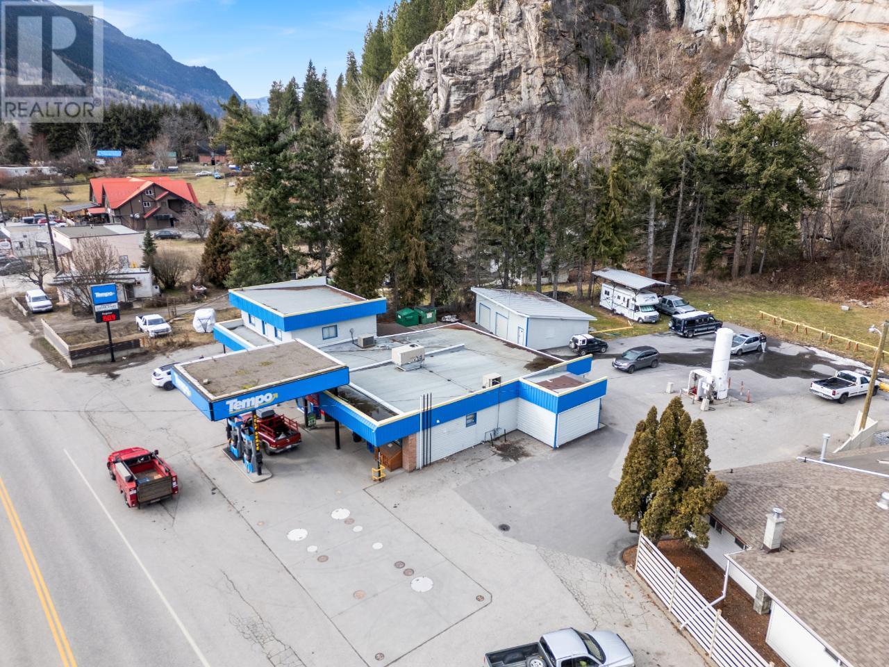 2593 Broadwater Road, Castlegar, British Columbia  V0G 1X0 - Photo 3 - 2475519