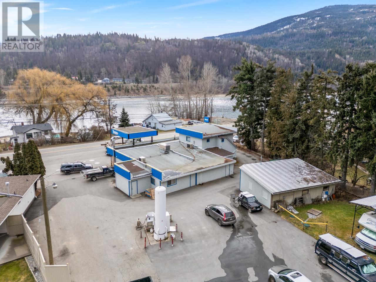 2593 Broadwater Road, Castlegar, British Columbia  V0G 1X0 - Photo 4 - 2475519