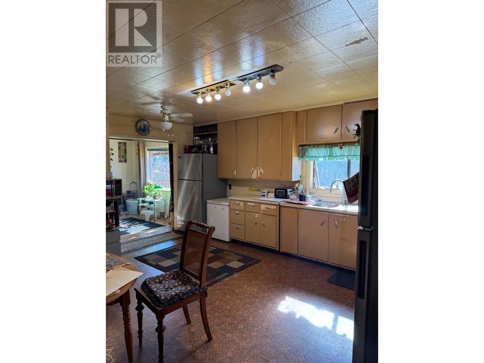 1005 Railway Boulevard, Creston, British Columbia  V0B 1G3 - Photo 4 - 2475518