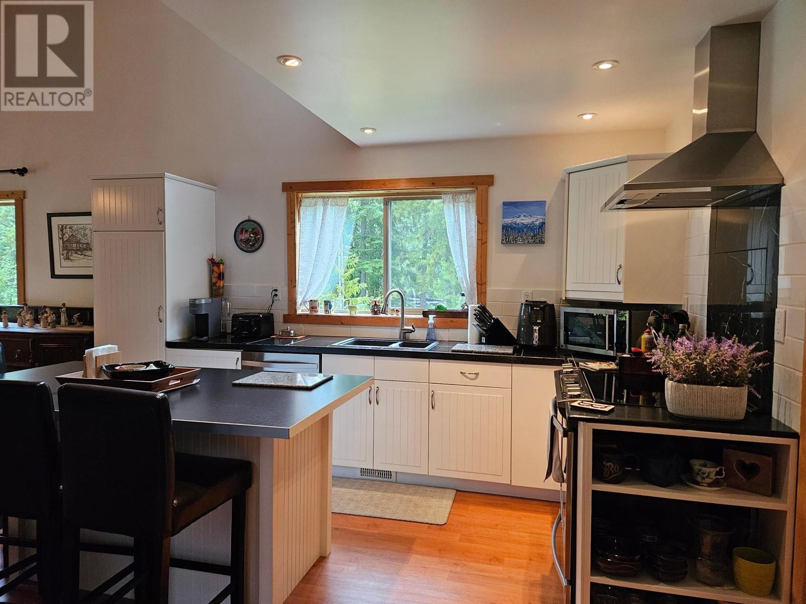 153 Wildwood Road, Nakusp, British Columbia  V0G 1R1 - Photo 4 - 2475635