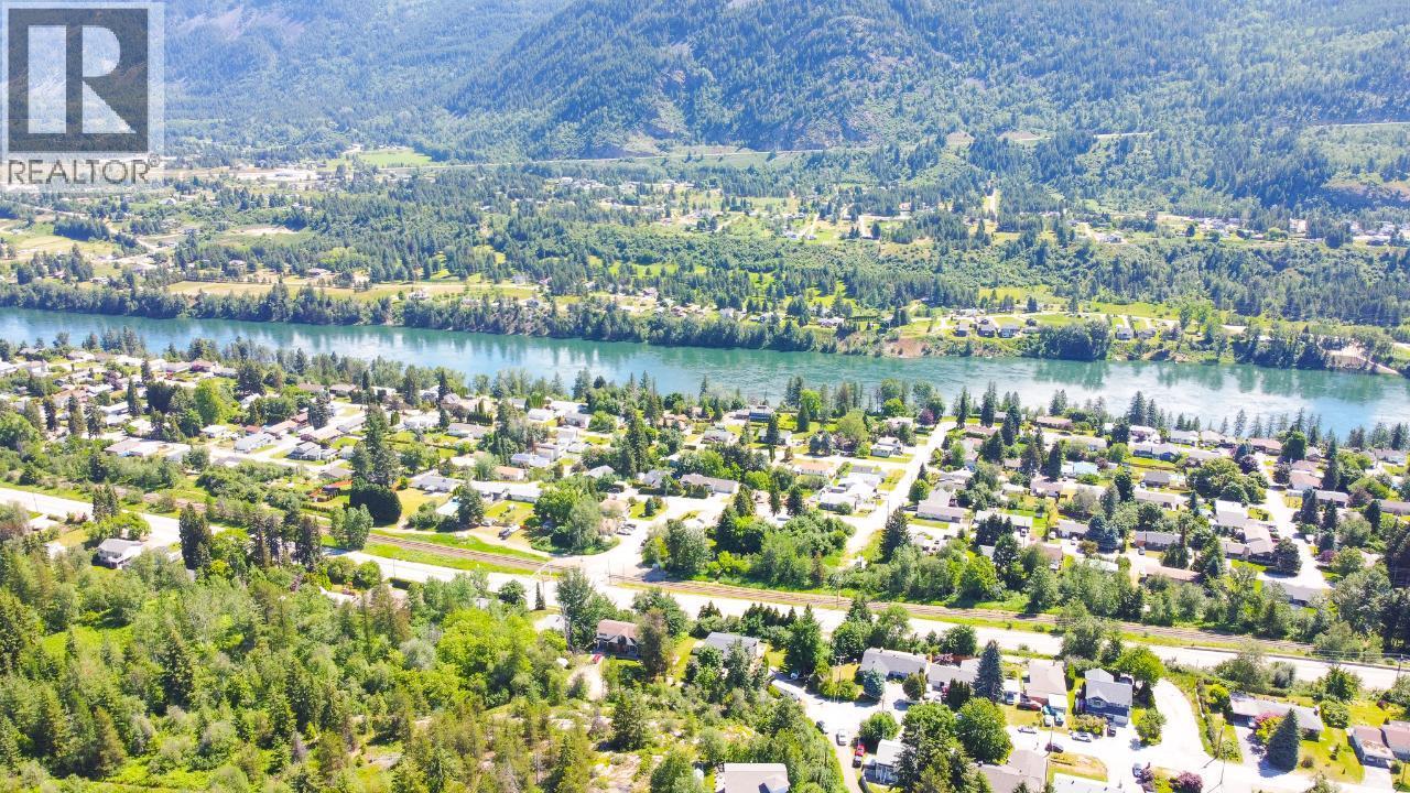 3300 10th Avenue, Castlegar, British Columbia  V1N 3A5 - Photo 4 - 2479162