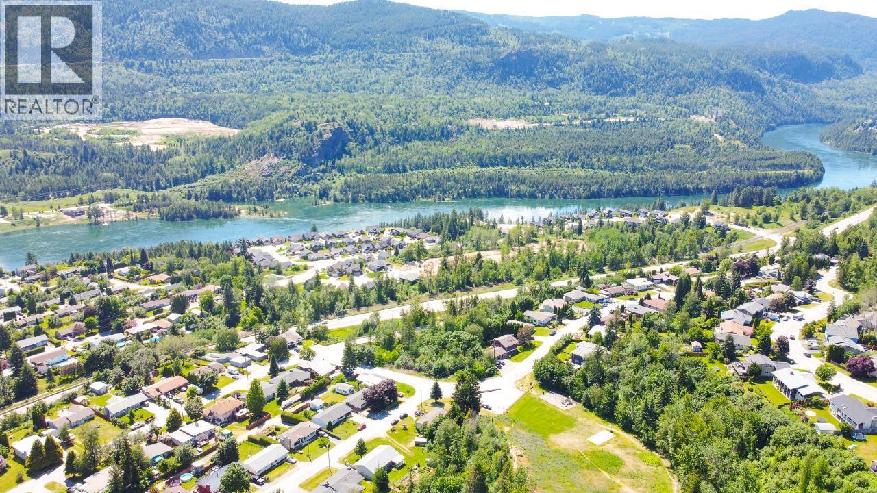 3300 10th Avenue, Castlegar, British Columbia  V1N 3A5 - Photo 6 - 2479162