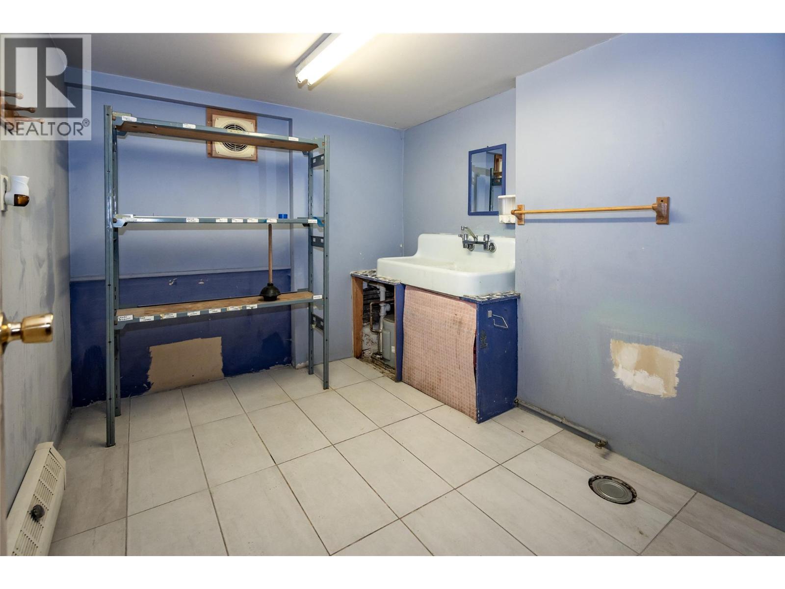 639 Baker Street, Nelson, British Columbia  V1L 4J3 - Photo 37 - 10330668