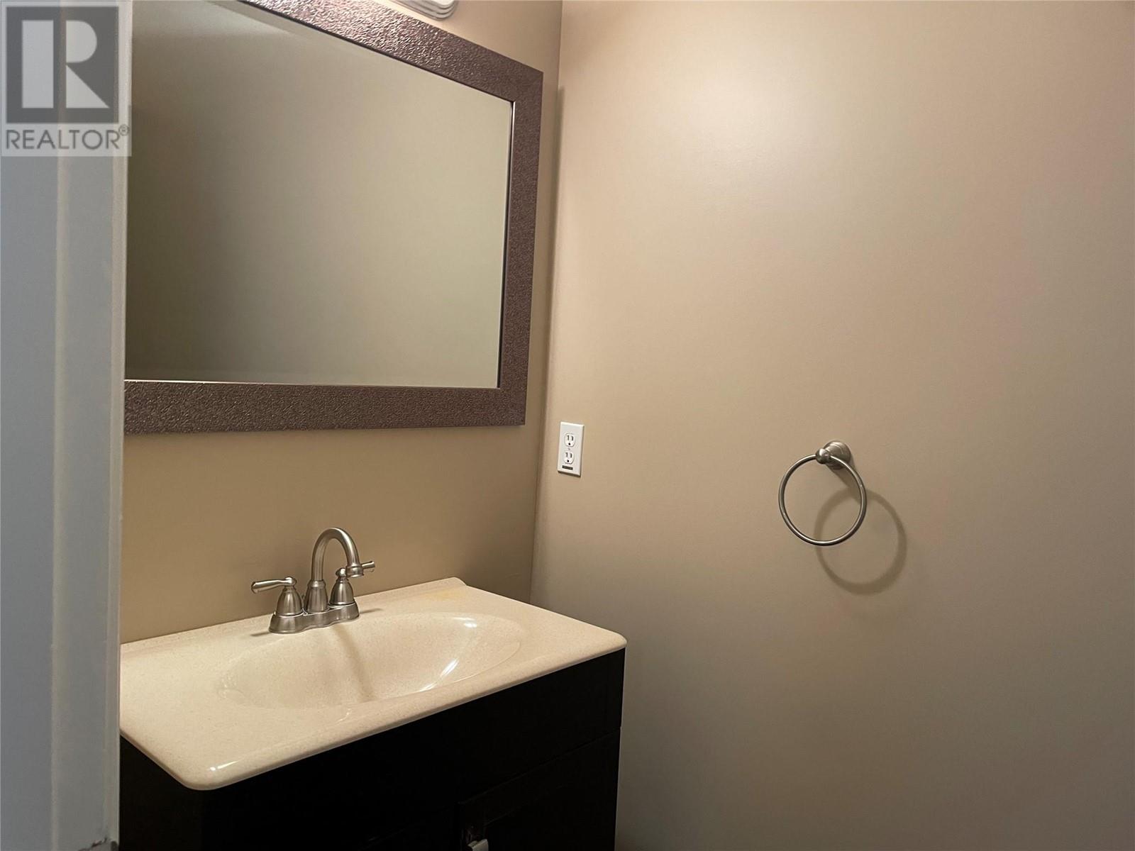 3202 32 Avenue, Vernon, British Columbia  V1T 2M5 - Photo 4 - 10330630