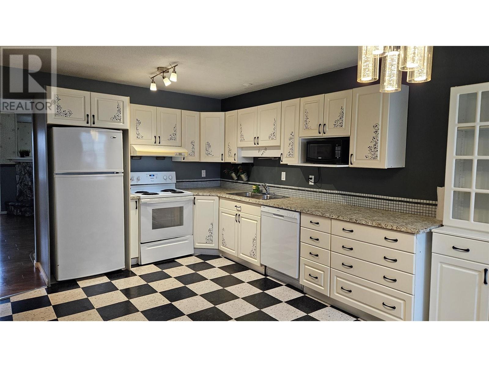 286 Green Avenue W Unit# 106, Penticton, British Columbia  V2A 3T2 - Photo 2 - 10331036