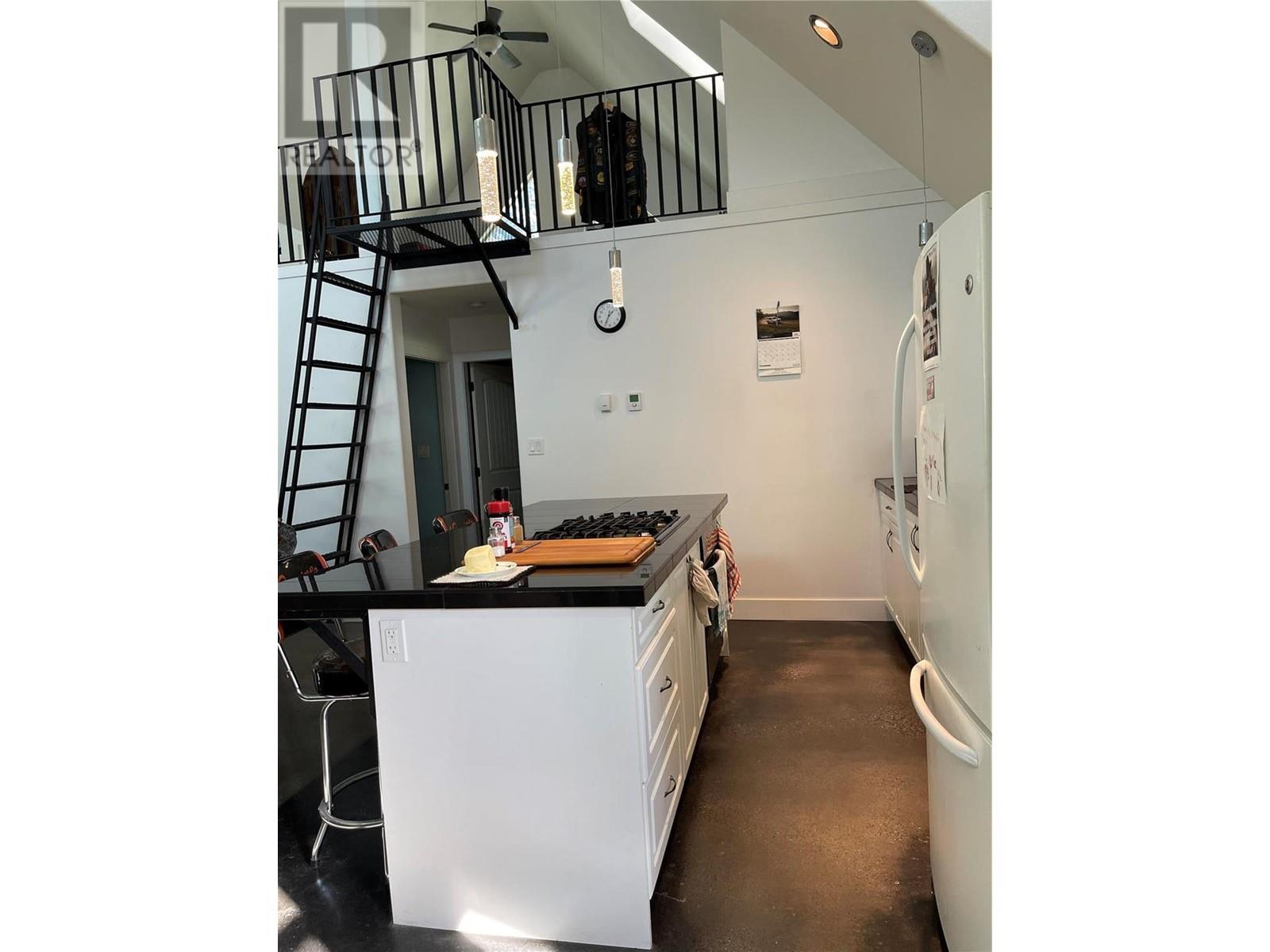 5763 Ponderosa Road, Falkland, British Columbia  V0E 1W0 - Photo 5 - 10331473