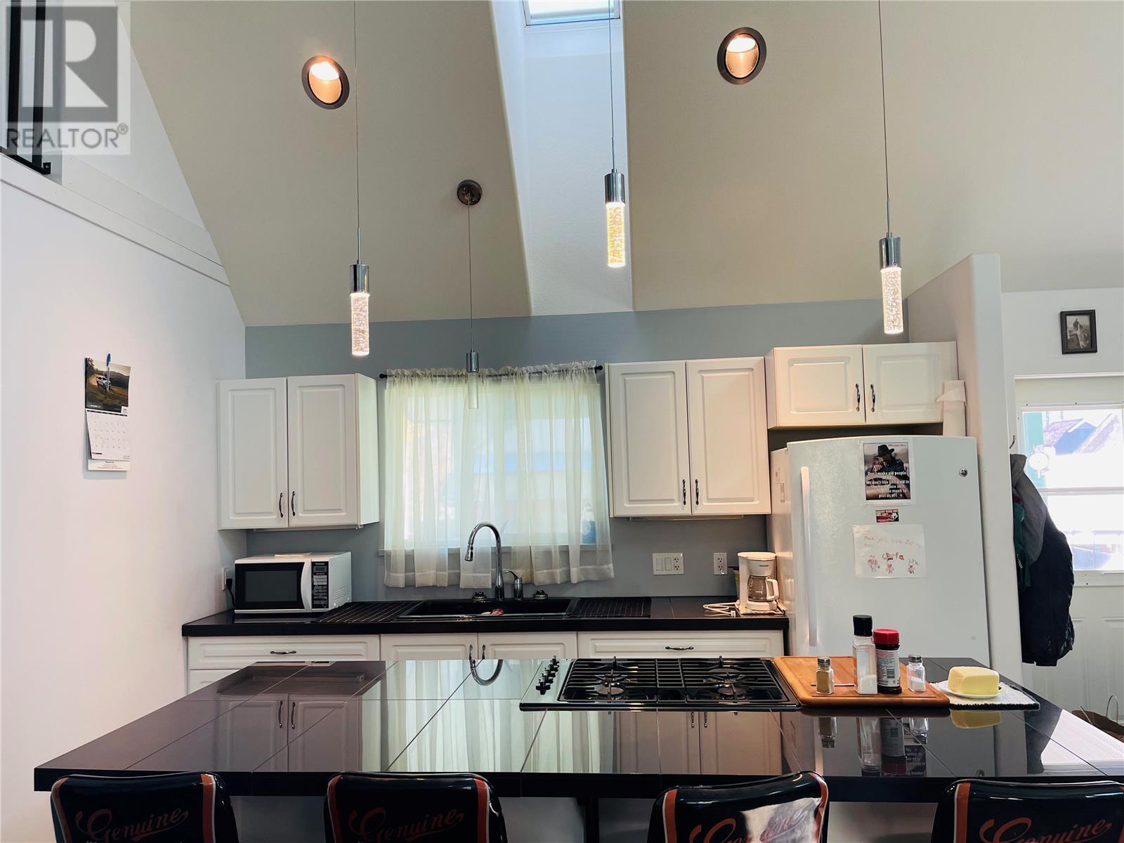 5763 Ponderosa Road, Falkland, British Columbia  V0E 1W0 - Photo 6 - 10331473