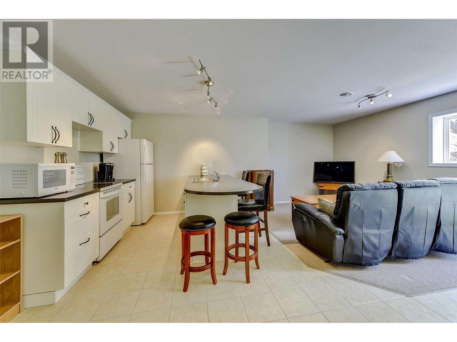 3672 Luxmoore Road, Kelowna, British Columbia  V1W 4C7 - Photo 37 - 10333671