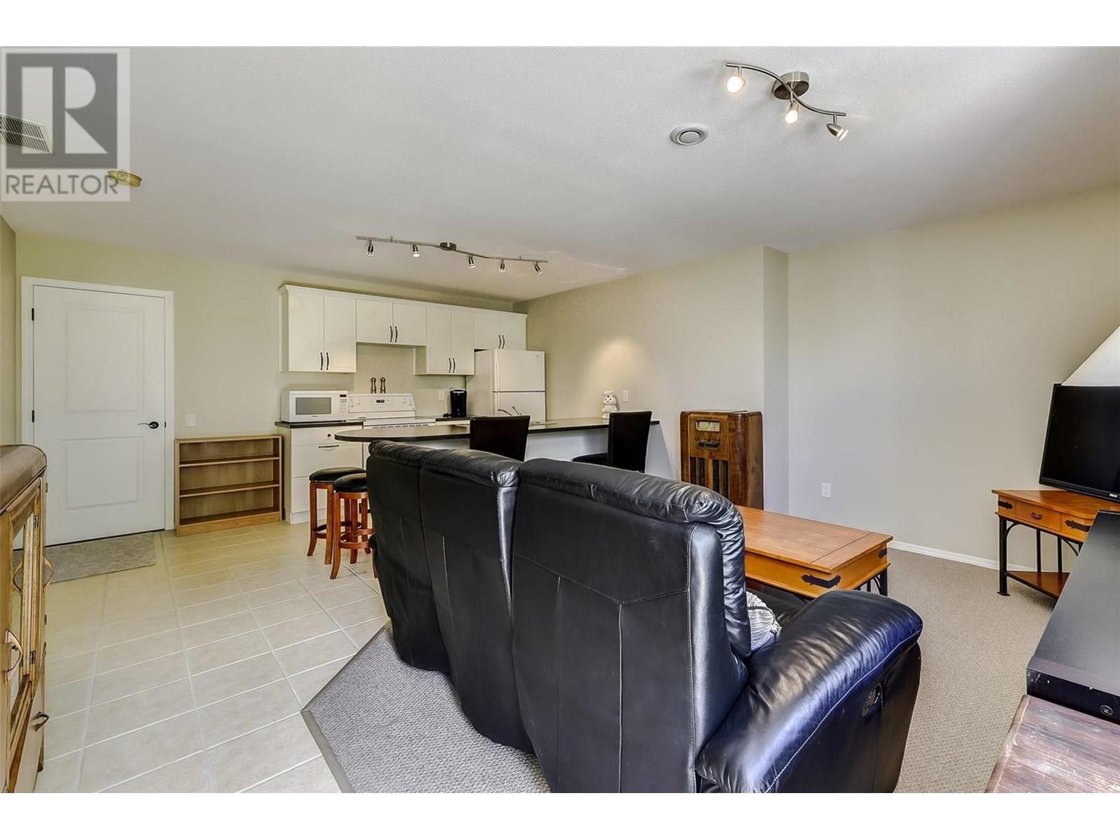 3672 Luxmoore Road, Kelowna, British Columbia  V1W 4C7 - Photo 38 - 10333671