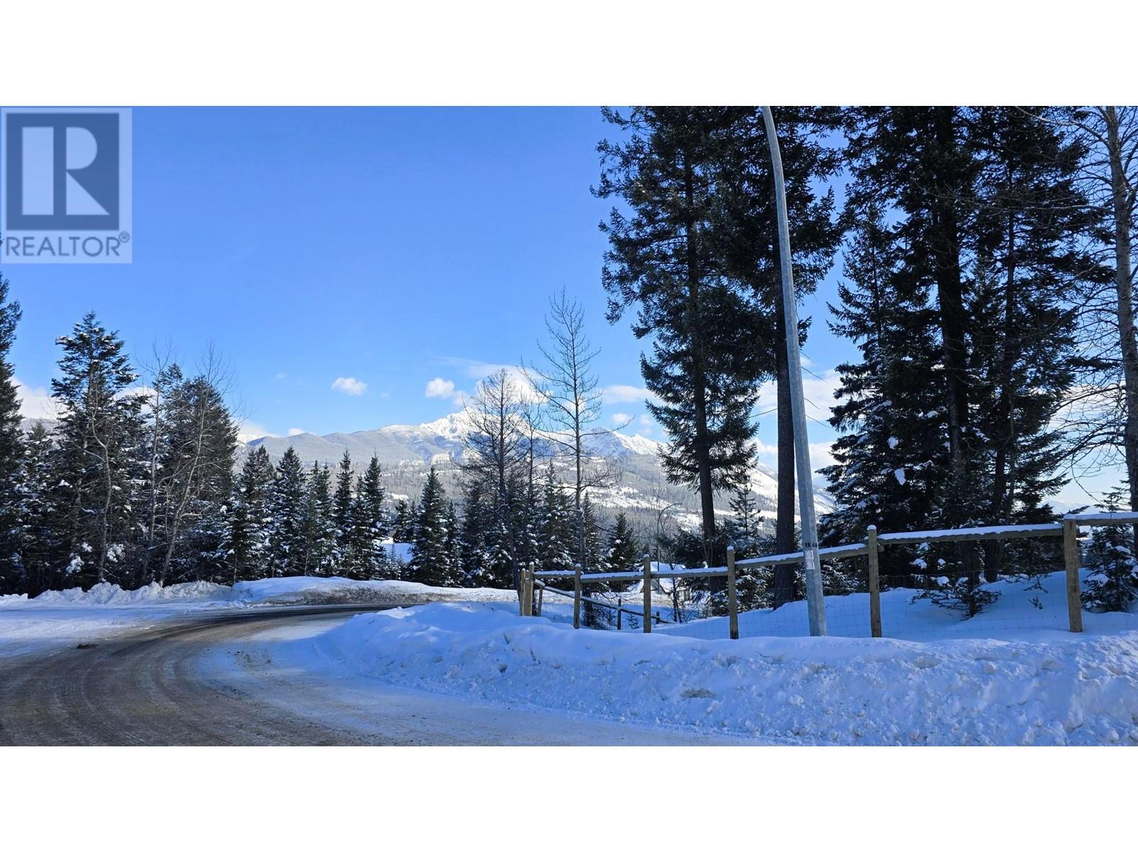 754 Balmer Crescent, Elkford, British Columbia  V0B 1H0 - Photo 2 - 10335882