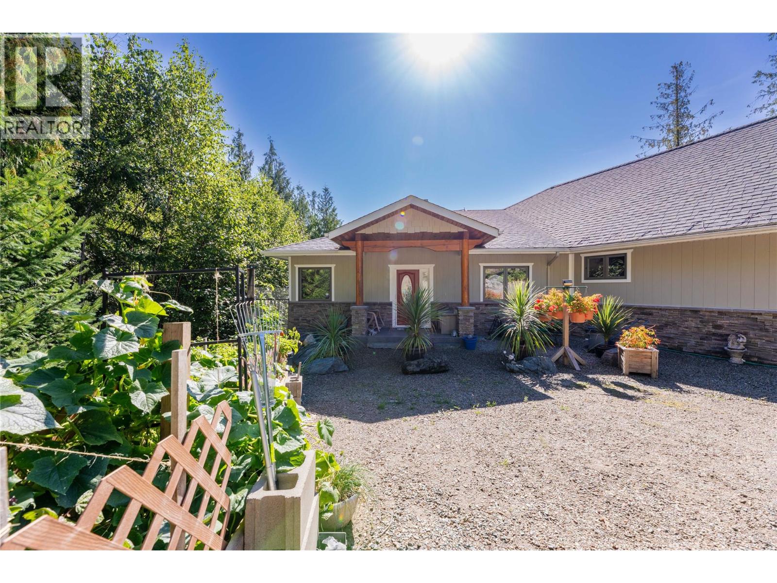 8738 Squilax Anglemont Road, St. Ives, British Columbia  V0E 1M9 - Photo 4 - 10336376