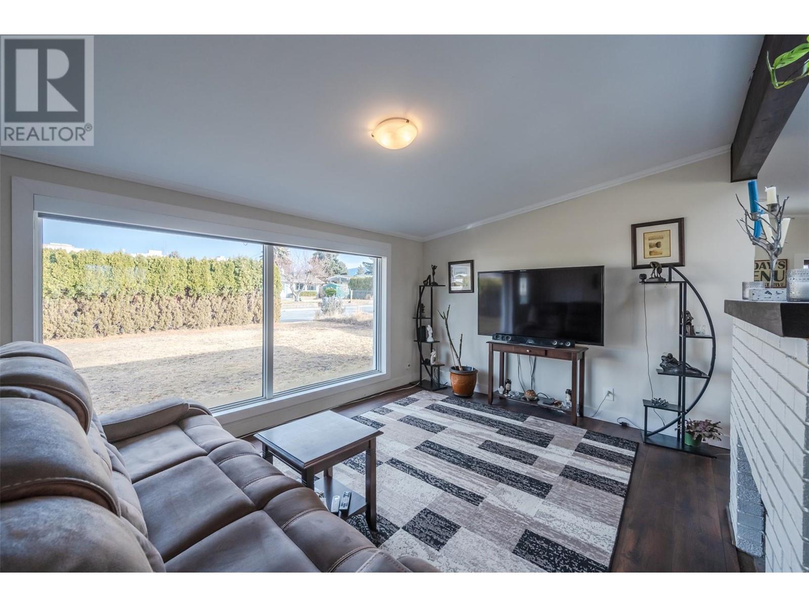 156 Mcculloch Drive, Penticton, British Columbia  V2A 3P7 - Photo 2 - 10337068