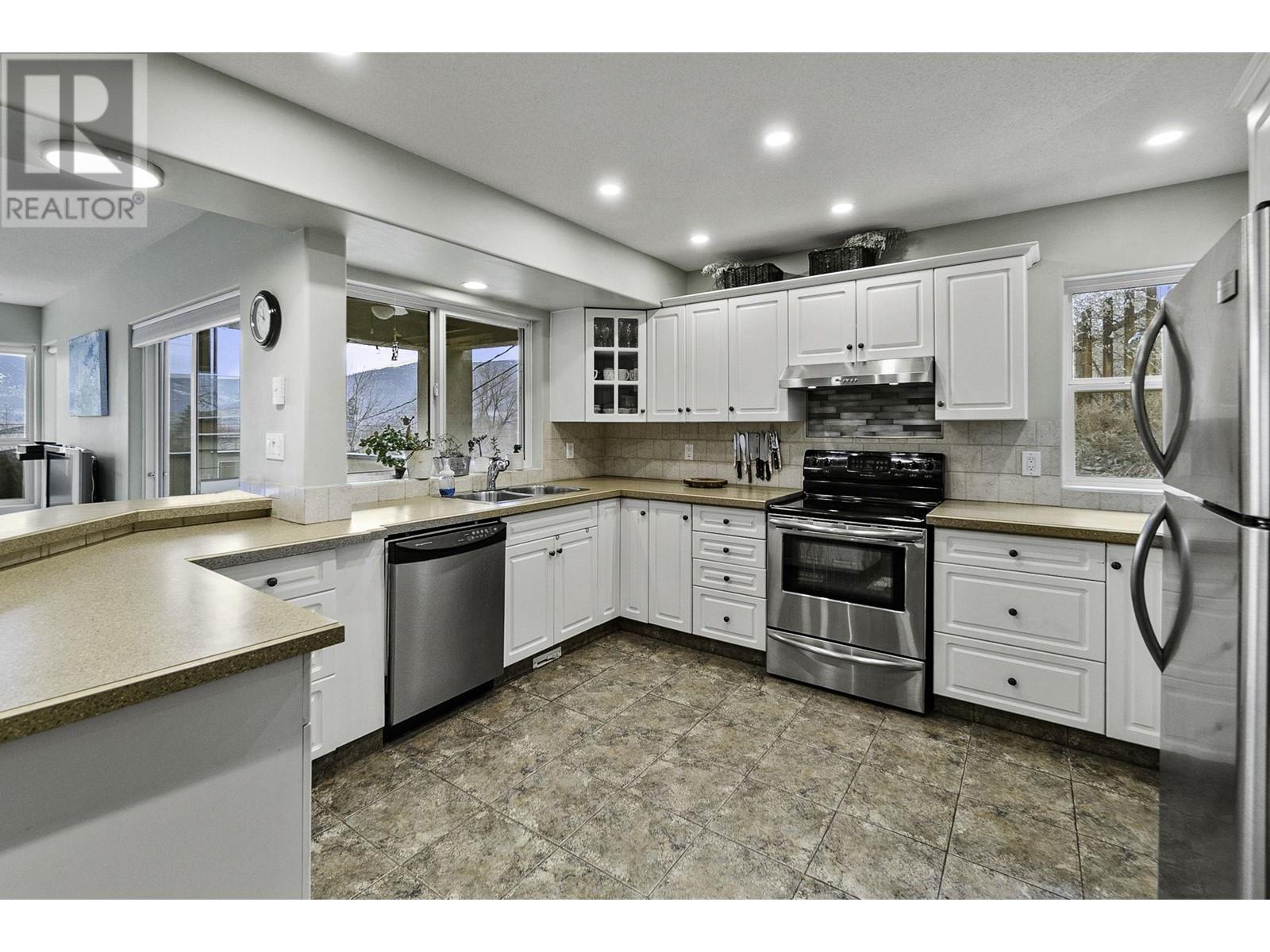 712 Creekside Road, Penticton, British Columbia  V2A 2C4 - Photo 4 - 10337227