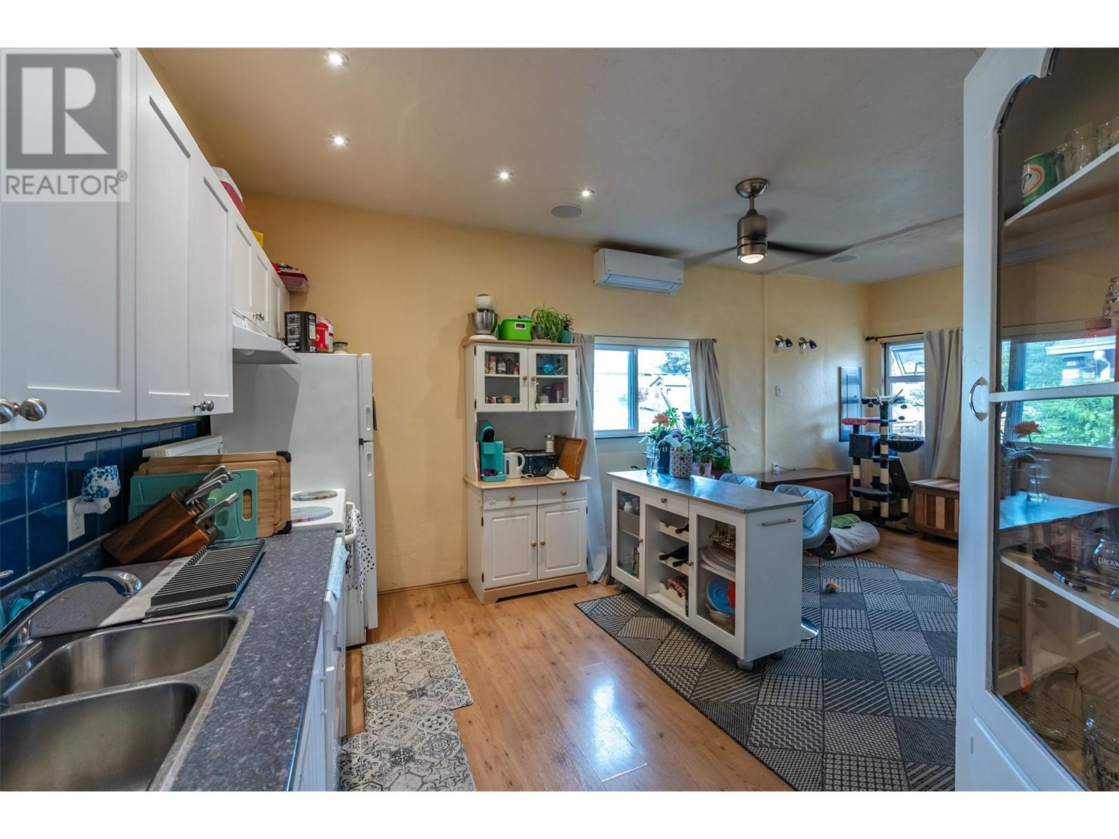 471 Heales Avenue, Penticton, British Columbia  V2A 5C5 - Photo 2 - 10337644