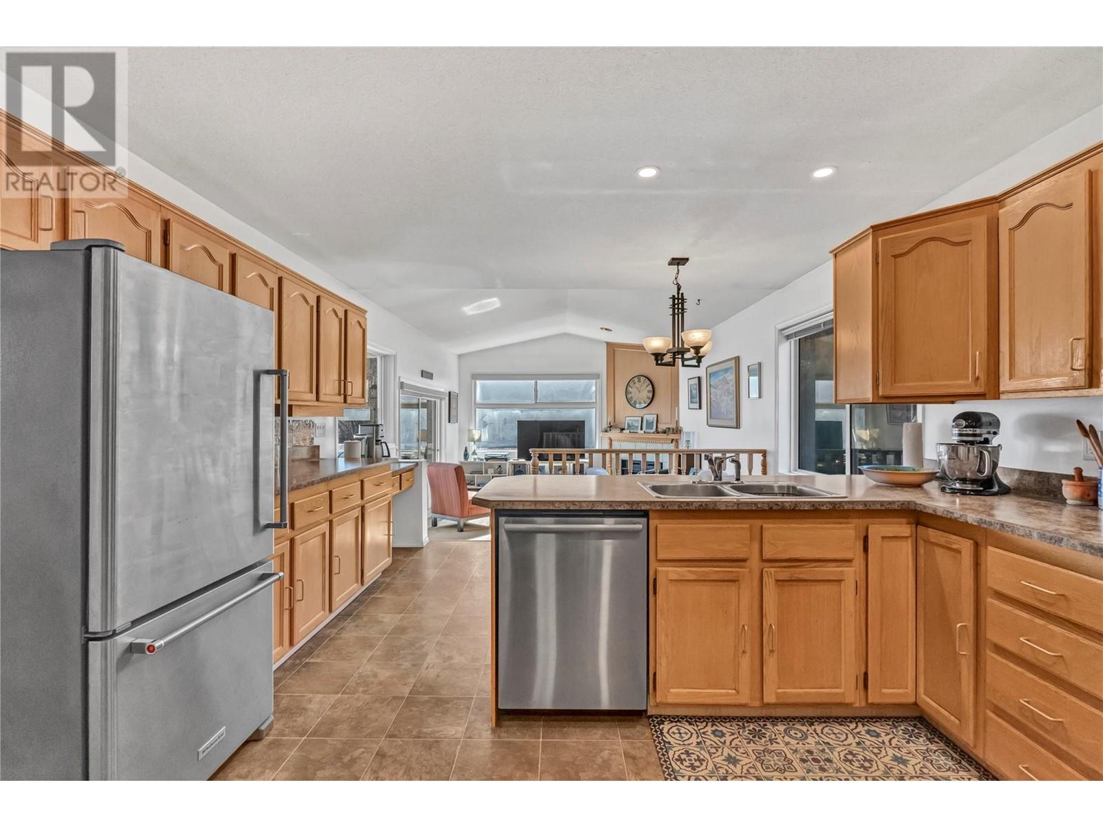 5728 Clark Street, Summerland, British Columbia  V0H 1Z4 - Photo 7 - 10337825