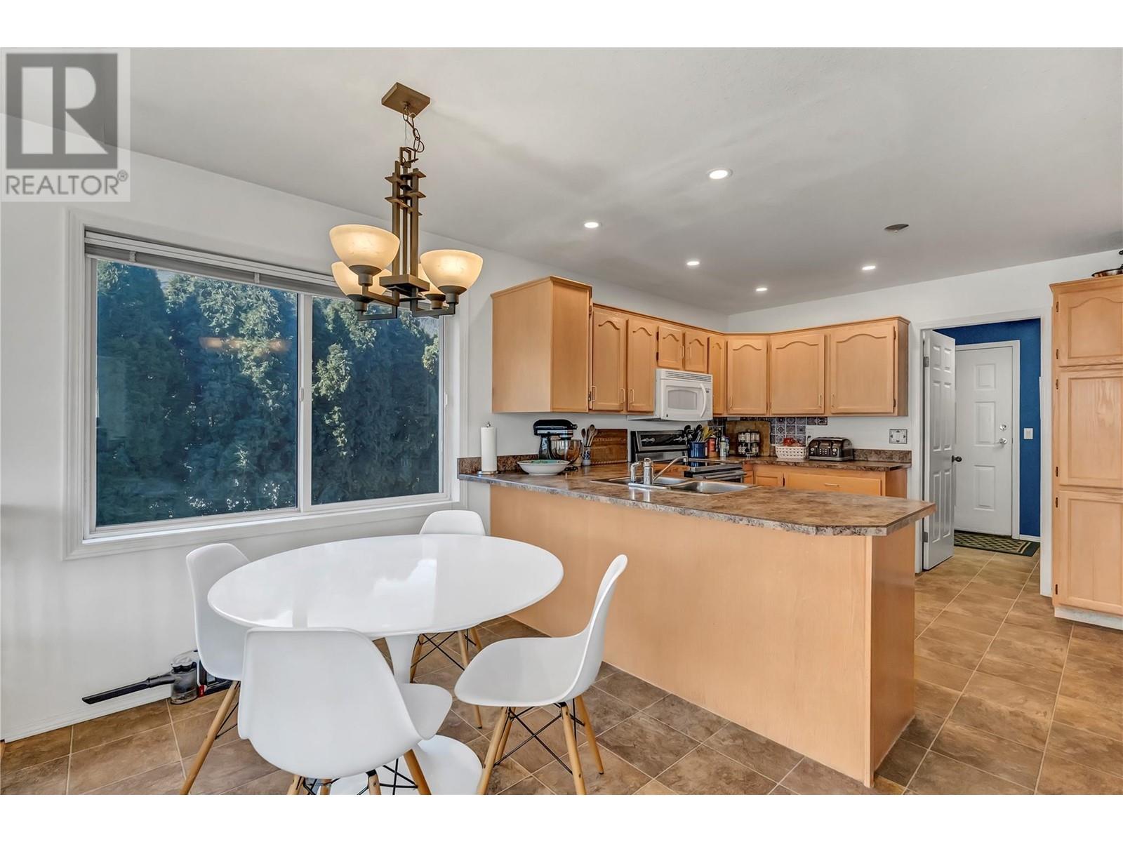 5728 Clark Street, Summerland, British Columbia  V0H 1Z4 - Photo 8 - 10337825