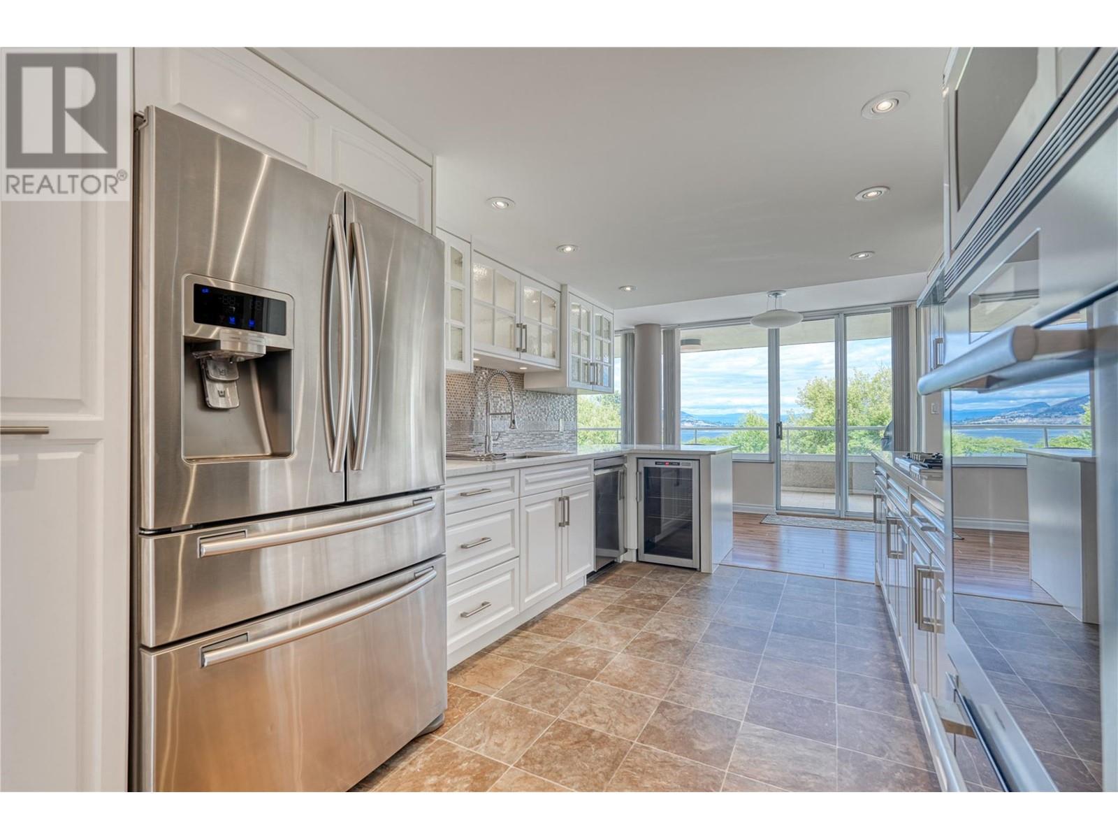 86 Lakeshore Drive Unit# 304, Penticton, British Columbia  V2A 1B5 - Photo 3 - 10337670