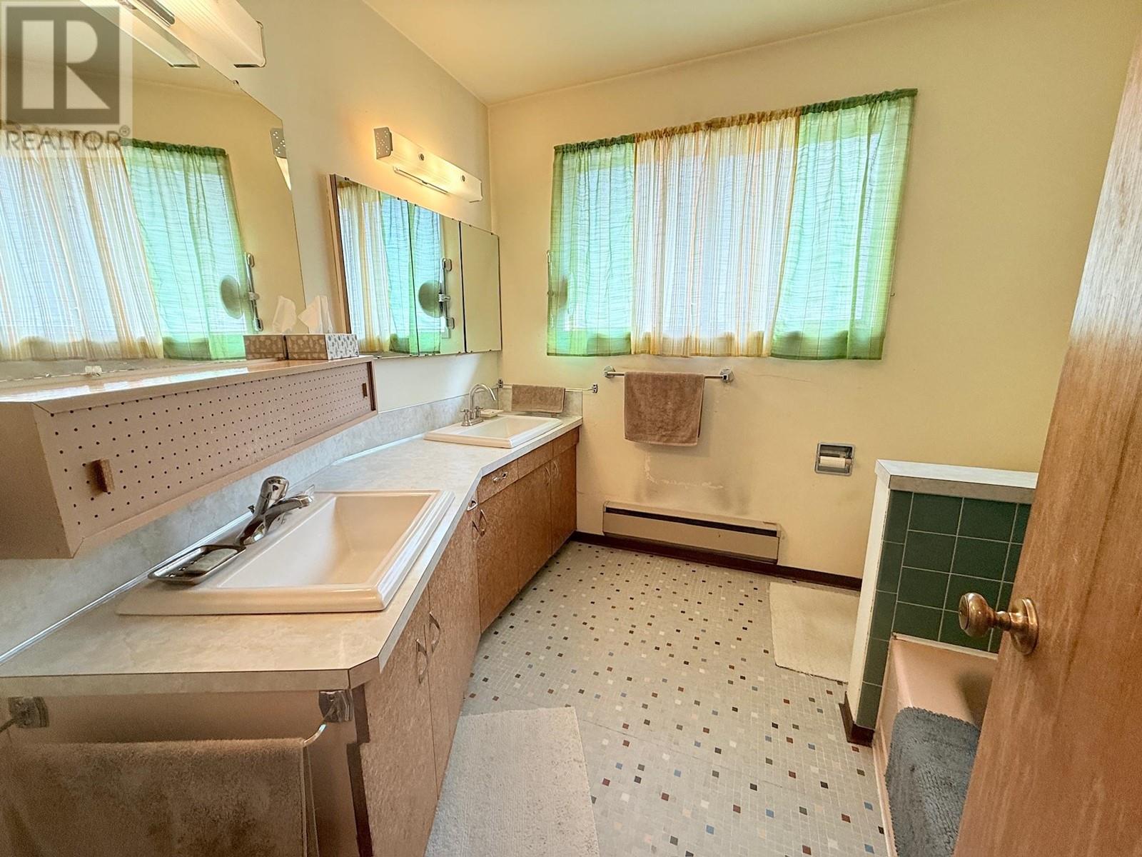 4529 Lakeside Road, Penticton, British Columbia  V2A 8W4 - Photo 6 - 10337820