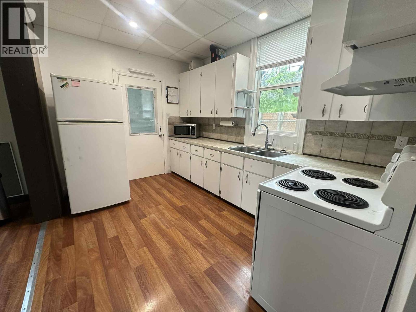 1860 Oak Street, Trail, British Columbia  V1R 3Z6 - Photo 5 - 10338000