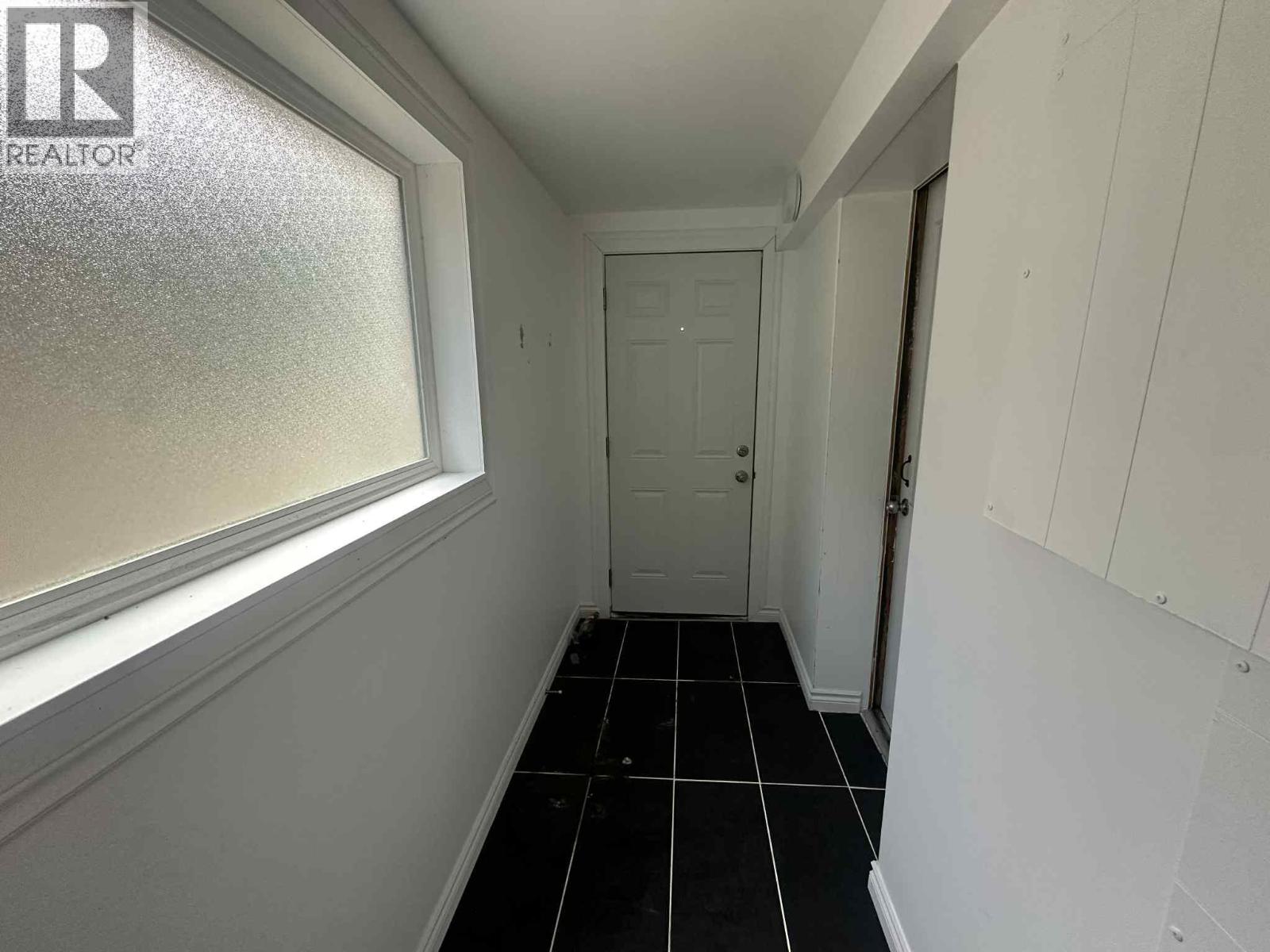 1860 Oak Street, Trail, British Columbia  V1R 3Z6 - Photo 8 - 10338000