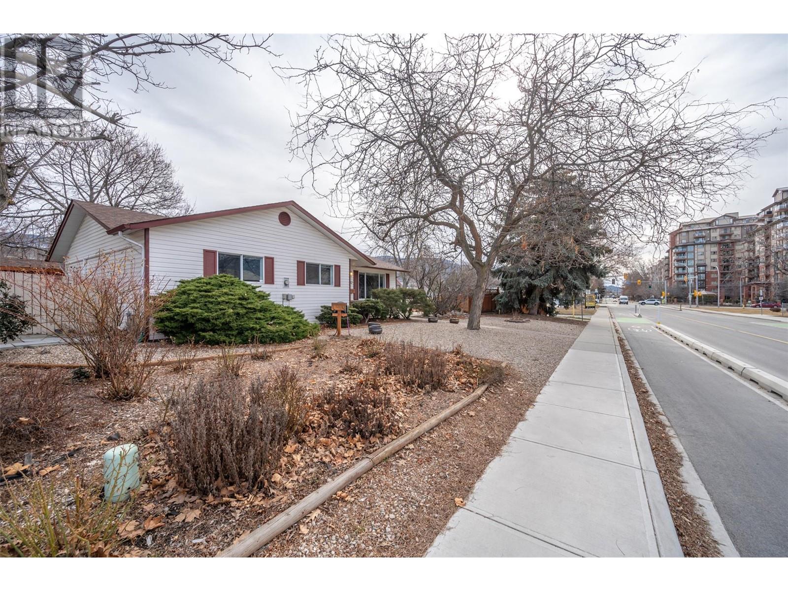 2052 Atkinson Street, Penticton, British Columbia  V2A 8H5 - Photo 3 - 10338531