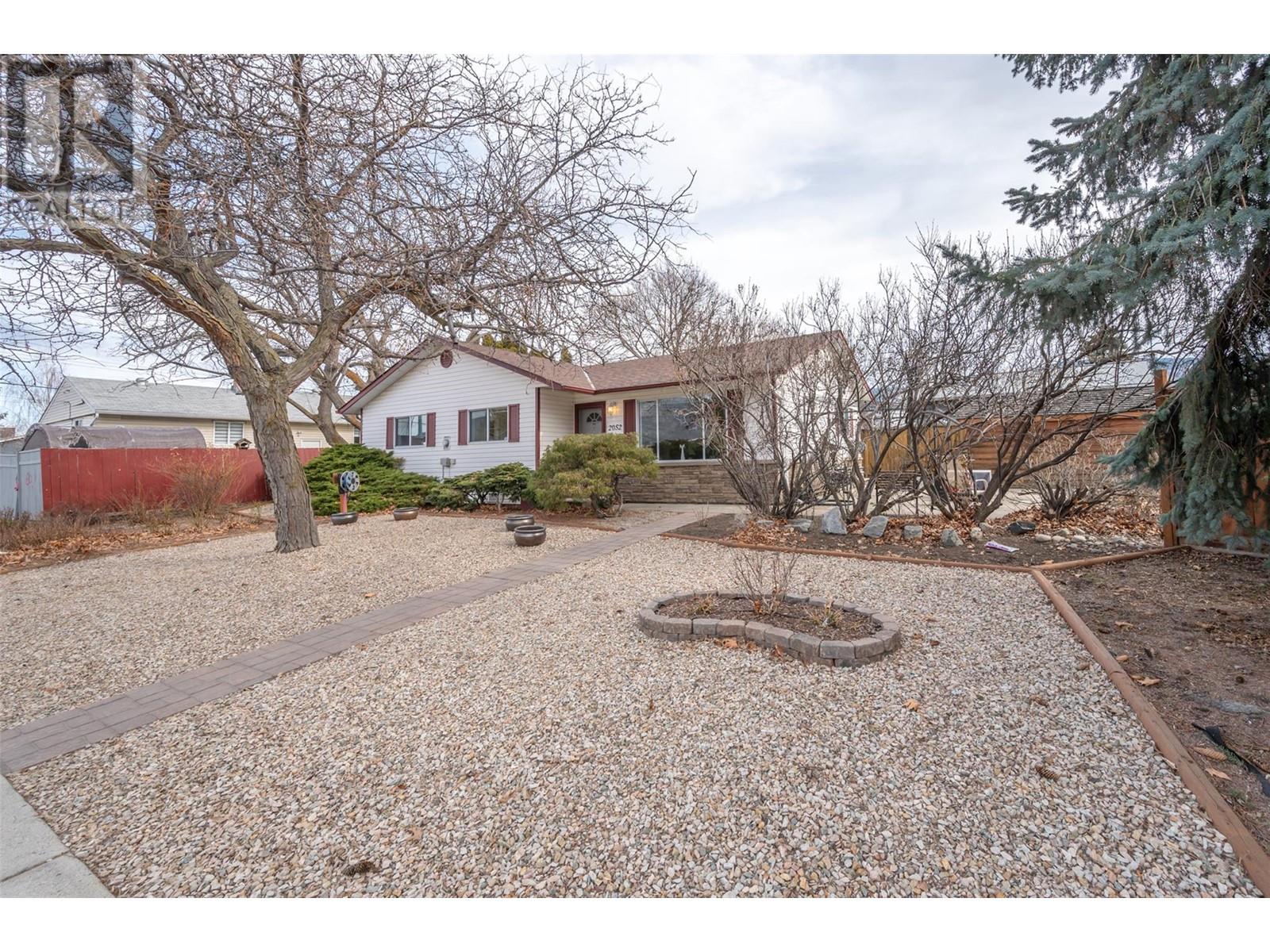 2052 Atkinson Street, Penticton, British Columbia  V2A 8H5 - Photo 4 - 10338531
