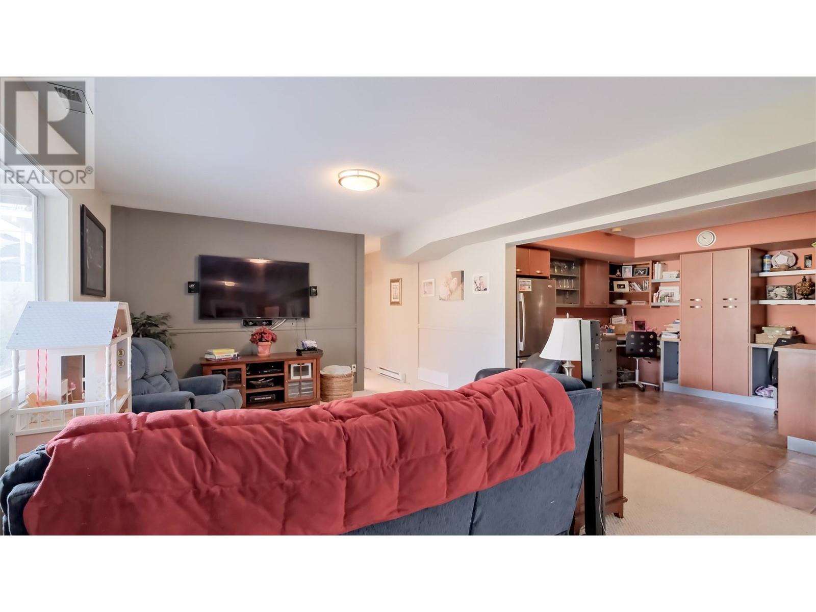 921 Westminster Avenue E, Penticton, British Columbia  V2A 1J6 - Photo 4 - 10337526