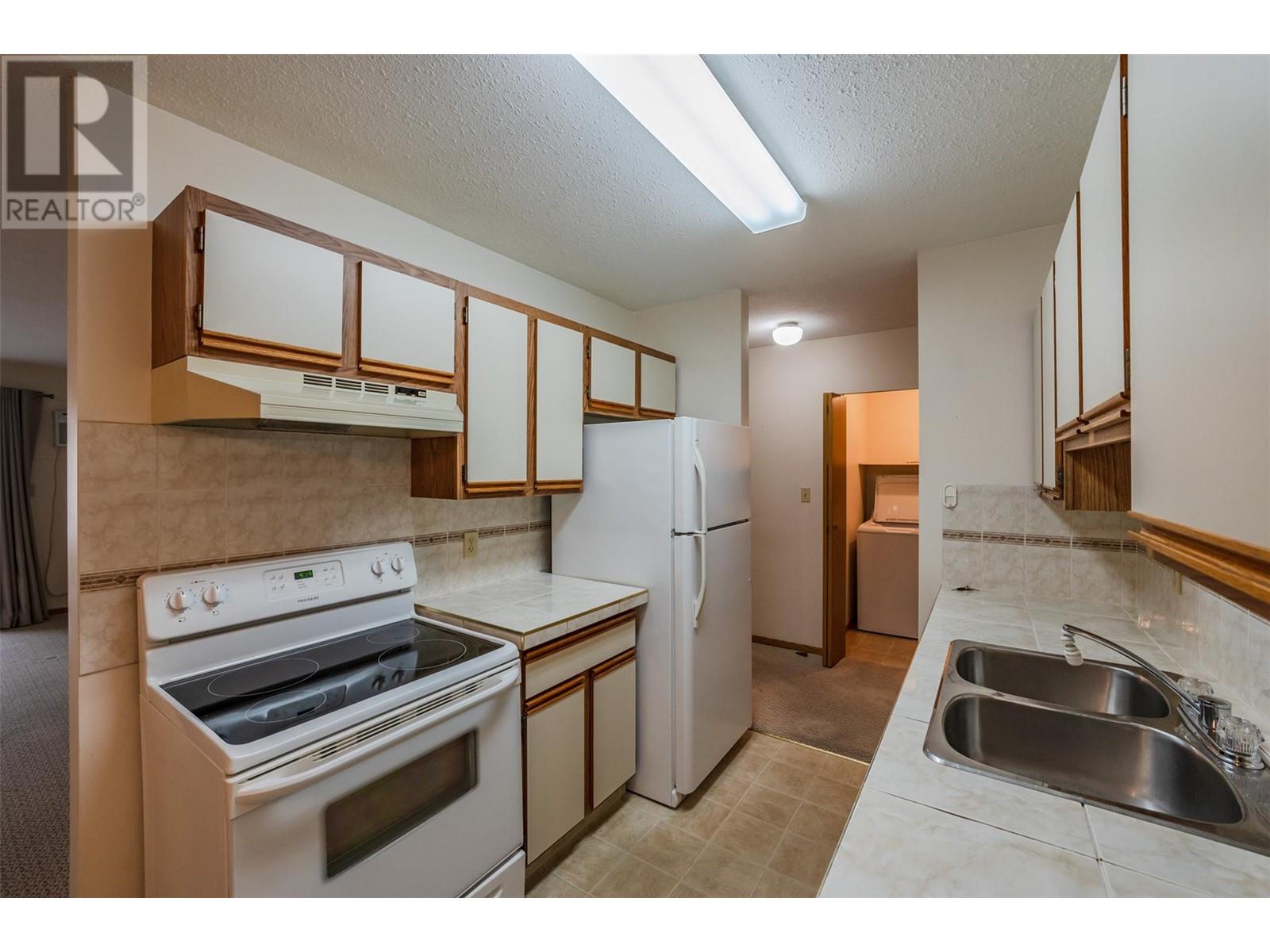 284 Yorkton Avenue Unit# 404, Penticton, British Columbia  V2A 3V5 - Photo 2 - 10339534