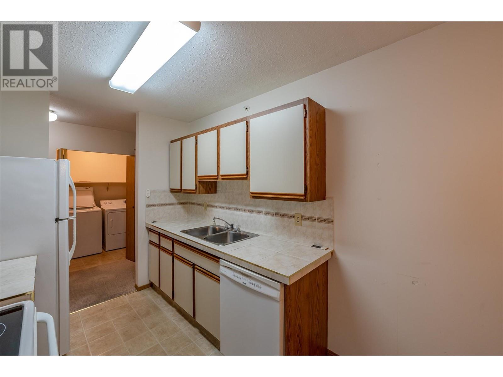 284 Yorkton Avenue Unit# 404, Penticton, British Columbia  V2A 3V5 - Photo 3 - 10339534
