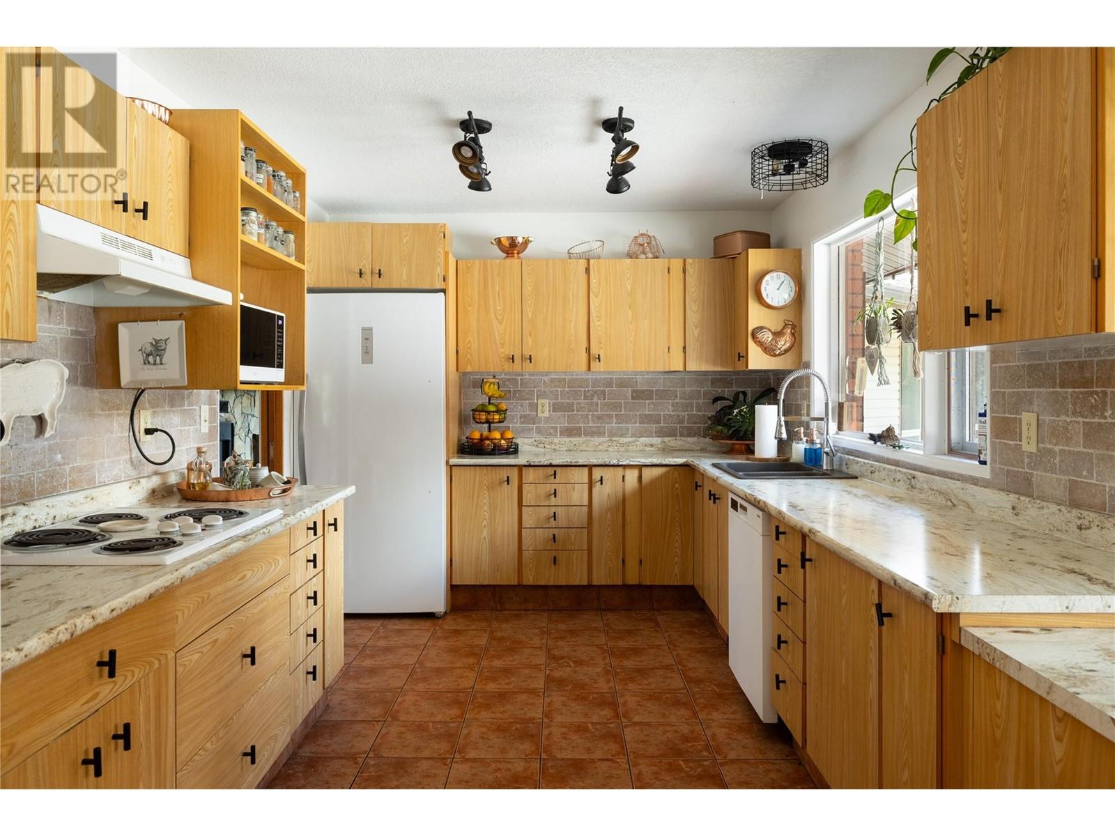 5620 Neil Road, Vernon, British Columbia  V1B 3J5 - Photo 33 - 10339770