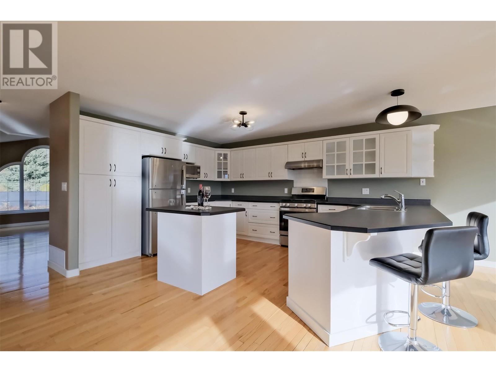 1893 Sandstone Drive, Penticton, British Columbia  V2A 8Y6 - Photo 3 - 10339755