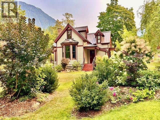 305 Bellevue Street, New Denver, British Columbia  V0G 1S0 - Photo 1 - 10341555