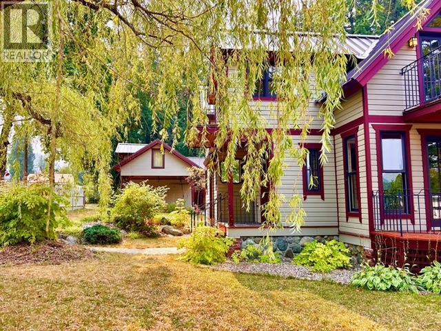 305 Bellevue Street, New Denver, British Columbia  V0G 1S0 - Photo 3 - 10341555