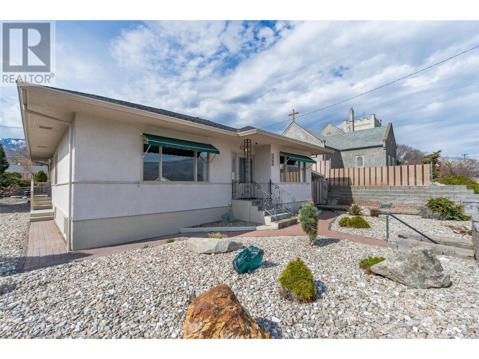 5944 Nicola Street, Oliver, British Columbia  V0H 1T0 - Photo 1 - 10341614