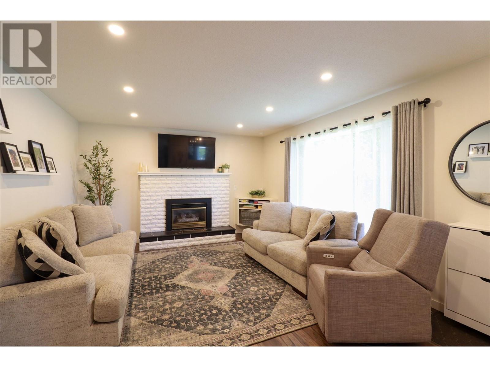 158 Parmley Place, Penticton, British Columbia  V2A 7G4 - Photo 3 - 10341546