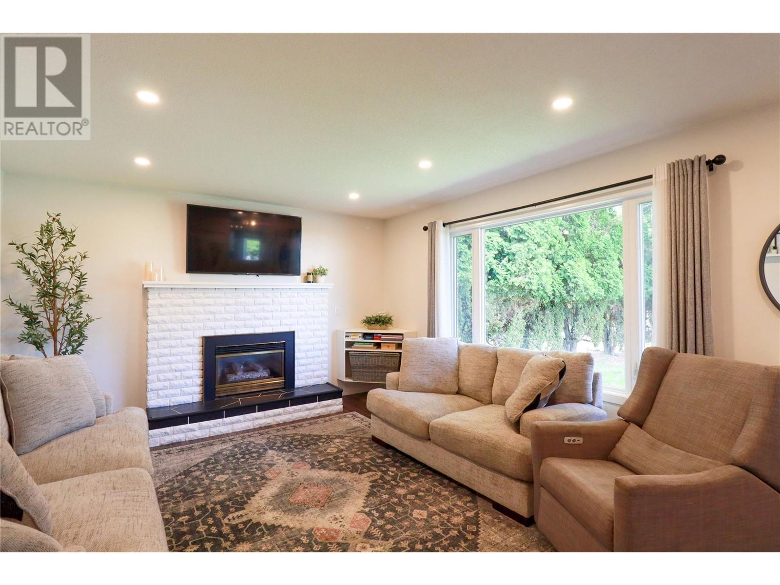158 Parmley Place, Penticton, British Columbia  V2A 7G4 - Photo 4 - 10341546