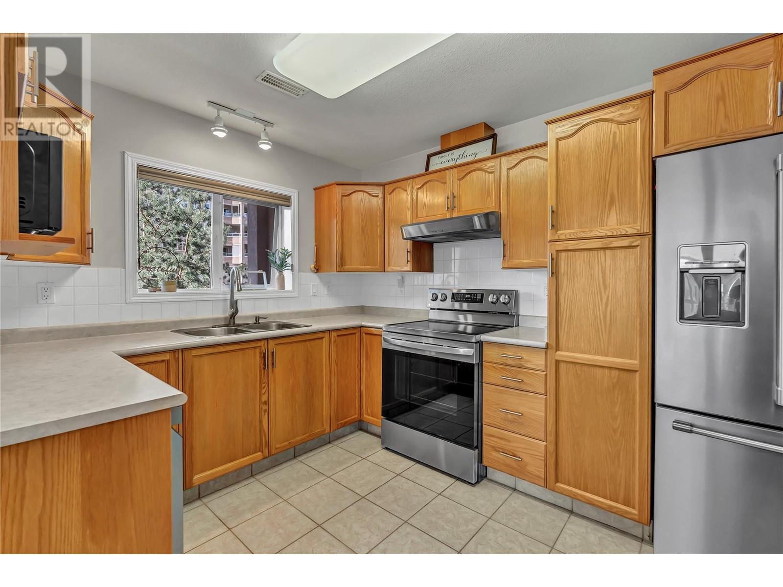 2245 Atkinson Street Unit# 302, Penticton, British Columbia  V2A 8R7 - Photo 2 - 10343751