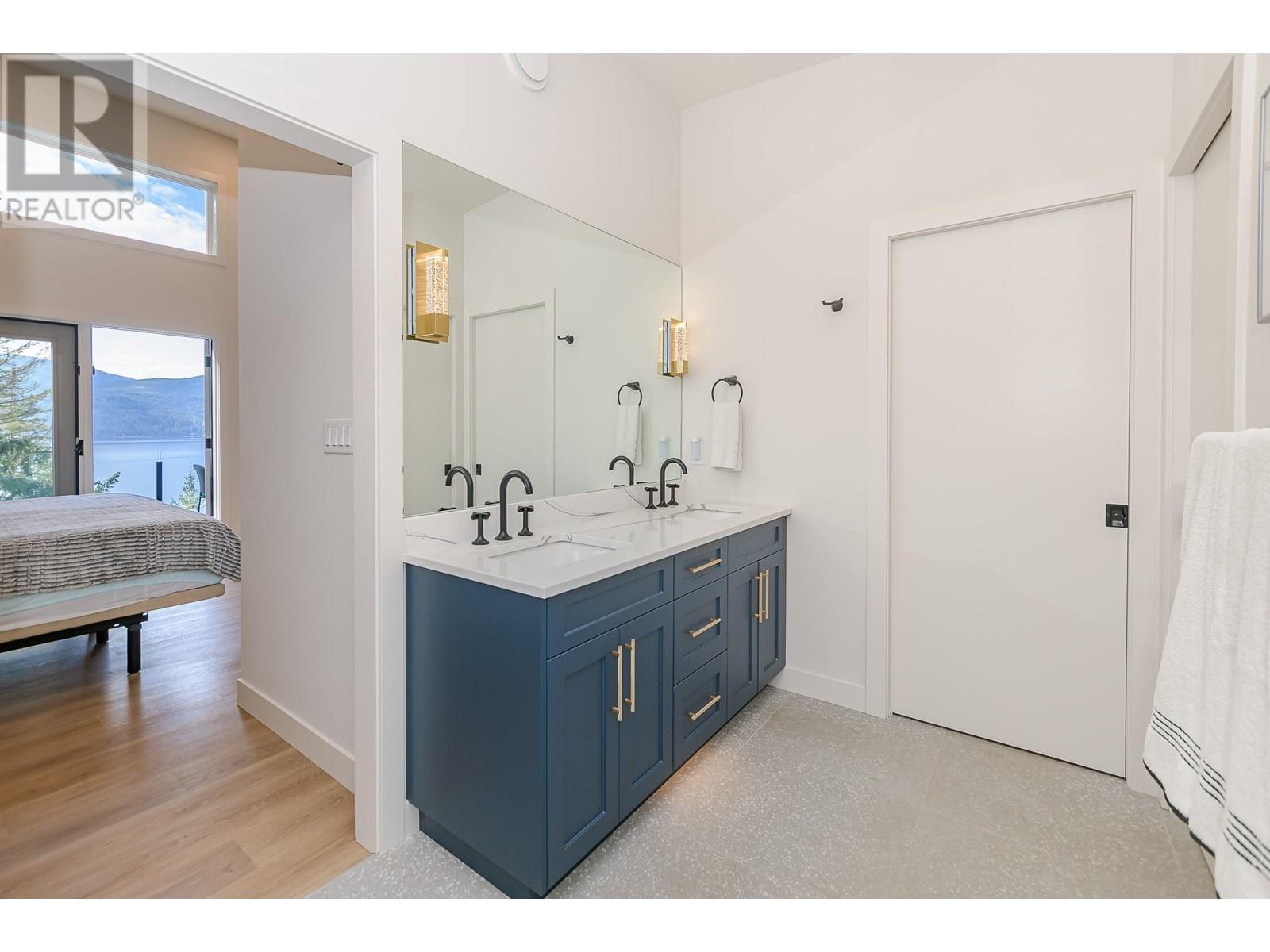 7750 Golf Course Road, Anglemont, British Columbia  V0E 1M8 - Photo 14 - 10344080