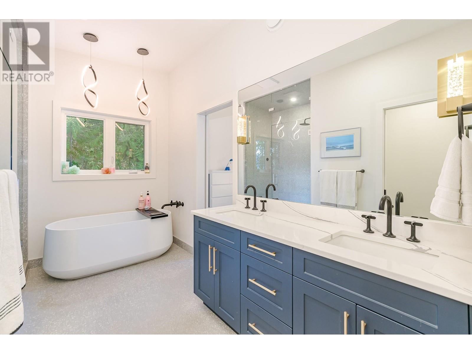 7750 Golf Course Road, Anglemont, British Columbia  V0E 1M8 - Photo 16 - 10344080