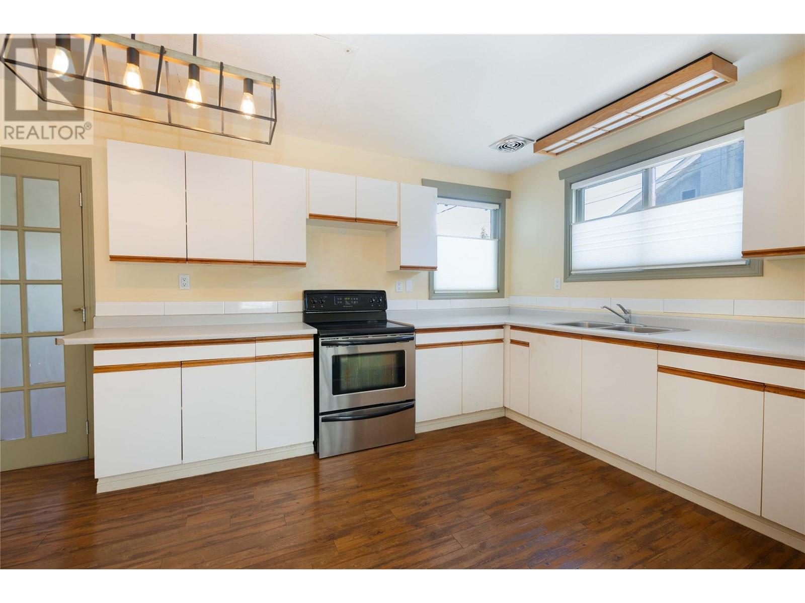 320 Okanagan Avenue Se, Salmon Arm, British Columbia  V1E 3H6 - Photo 3 - 10345252