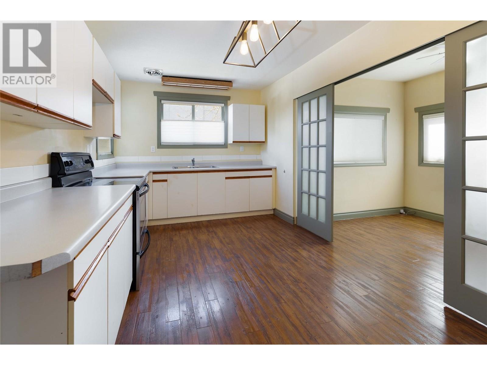 320 Okanagan Avenue Se, Salmon Arm, British Columbia  V1E 3H6 - Photo 4 - 10345252