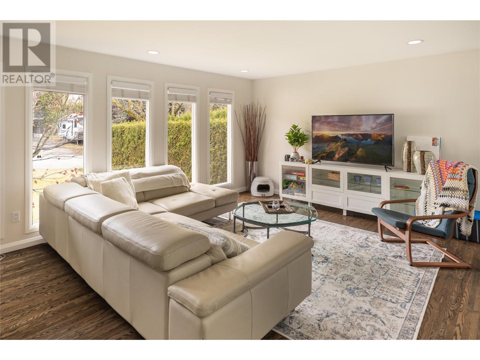 990 Walker Drive, Kelowna, British Columbia  V1Y 7T3 - Photo 3 - 10345679