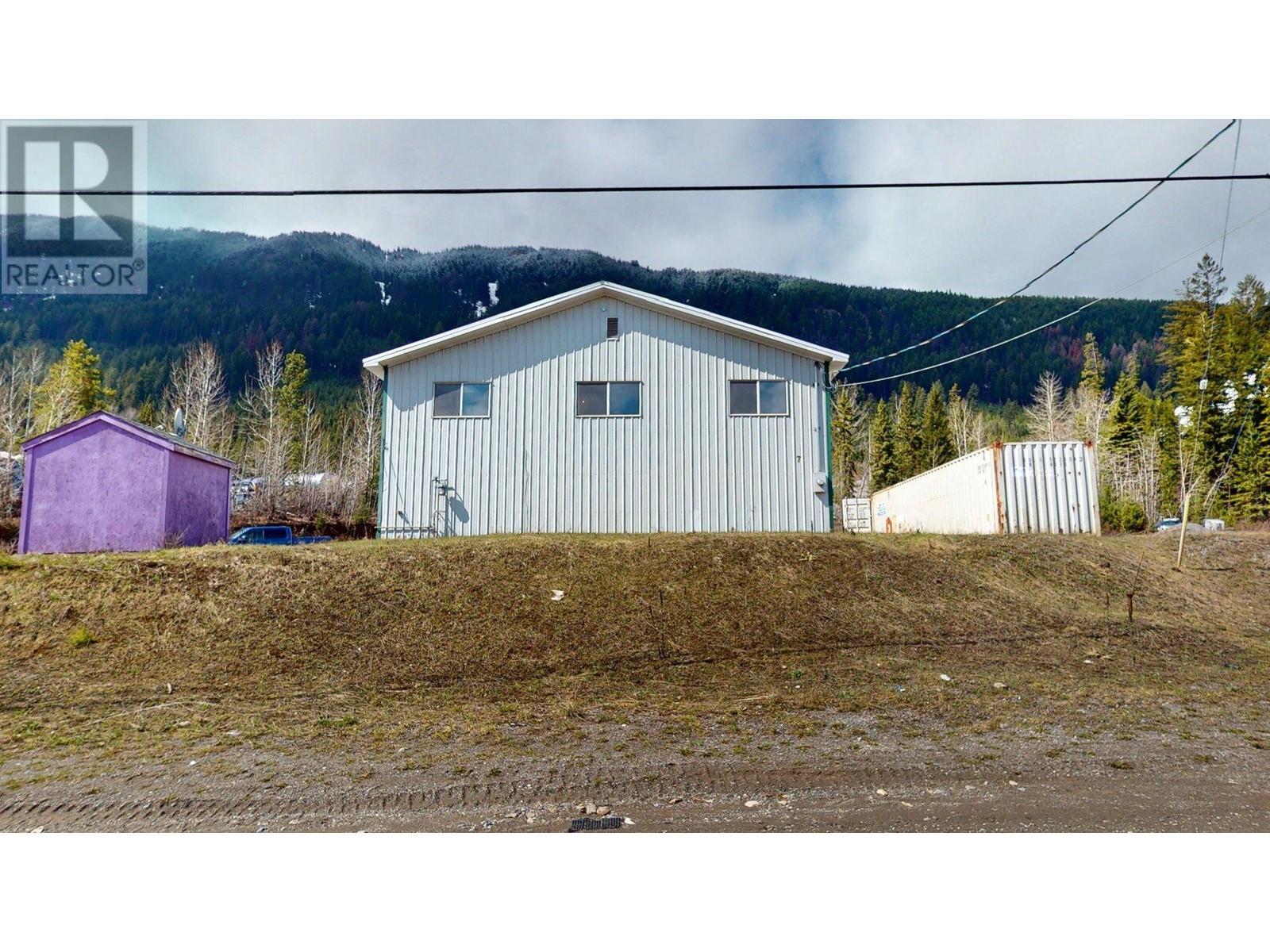 7 Inkaneep Road, Elkford, British Columbia  V0B 1H0 - Photo 2 - 10344911
