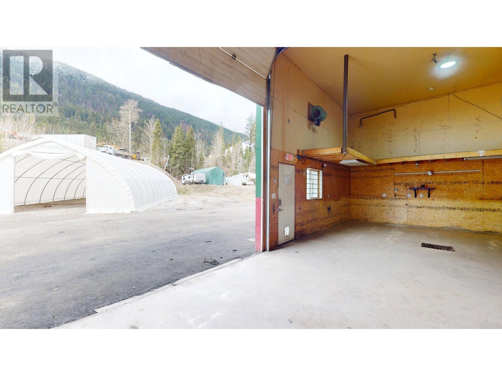 7 Inkaneep Road, Elkford, British Columbia  V0B 1H0 - Photo 4 - 10344911
